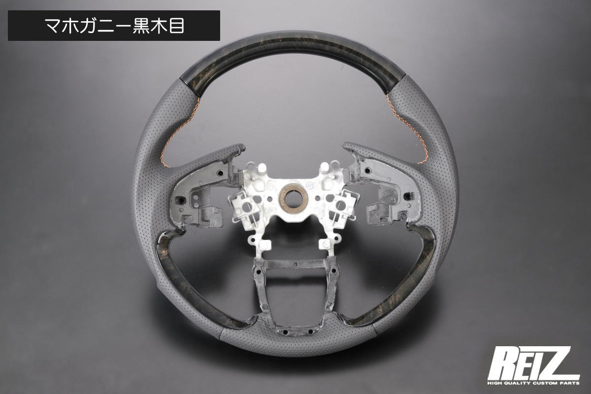 ステアリングホイール 黒と銀 穴あきデザイン フェアレディZ RZ34 スポーツステアリングホイール by Bond 9AT車